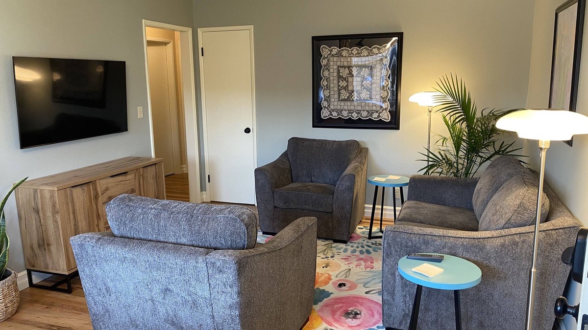Southeast Salem House | The 3 Oaks @ 1133 17th SE Salem by Salemstays.com