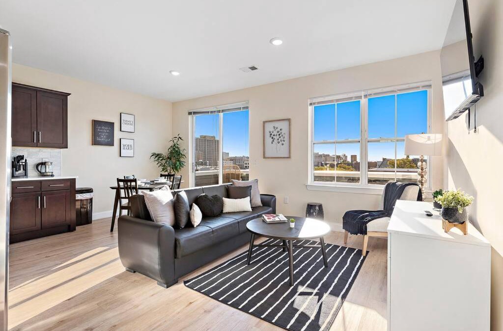 Newark Apartment | The 501 Getaway-2BR*HiddenGem*Skyline view*Rooftop
