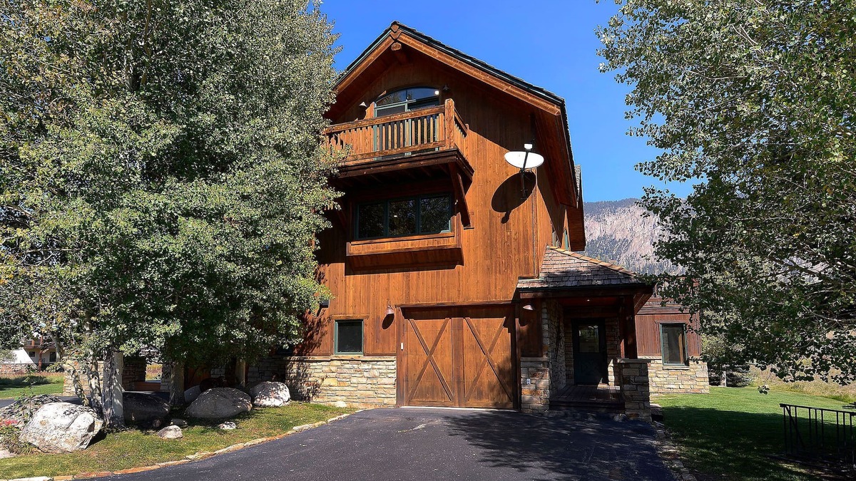 Crested Butte House | The 8th Green of the Club at CB! Dog Friendly!