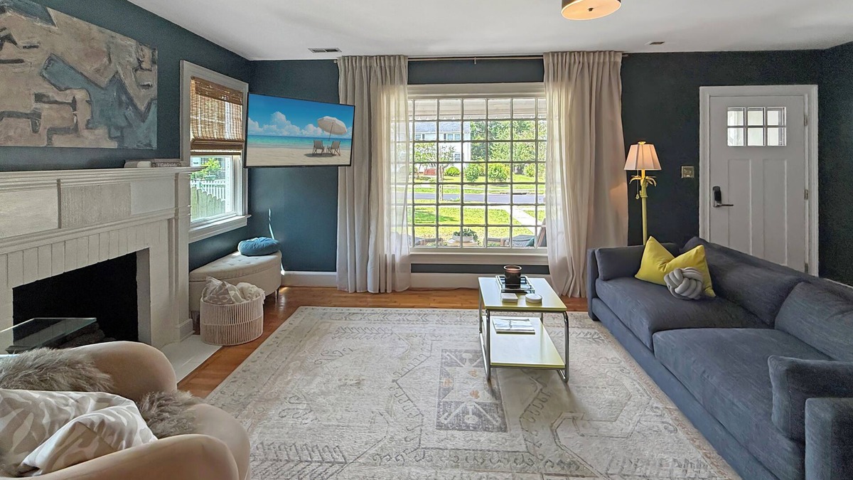 Sunset Park House | The Abstract Abode ~ Creative & Cozy Stay Curated by Local Artist -Near Downtown