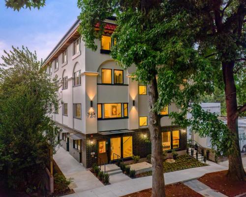 Kerns House | The Adelynn - 5BR Modern Luxury - Central Spot