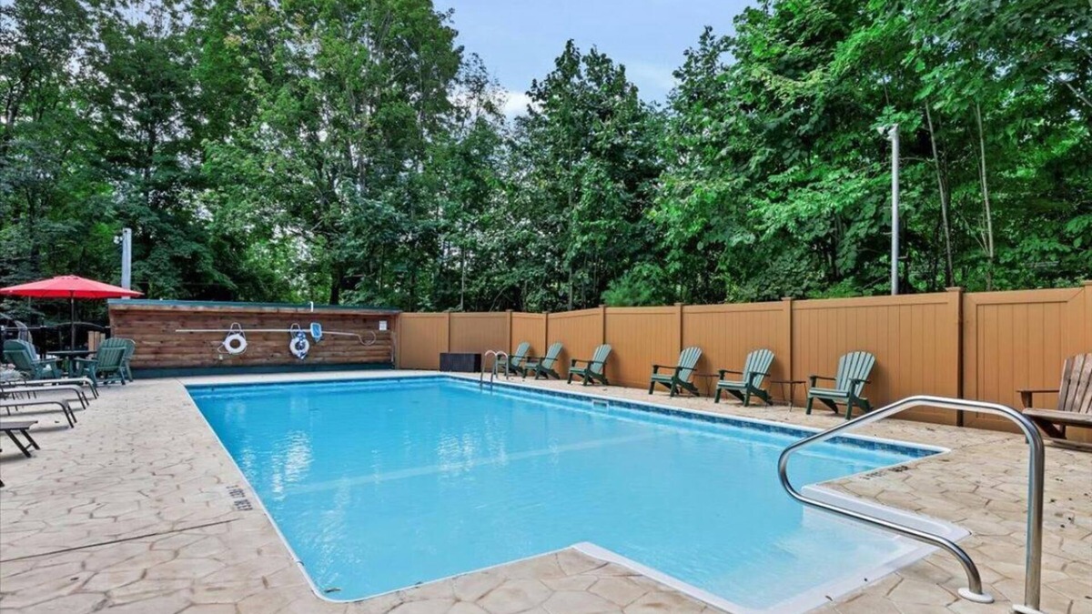Lake George House | The Adirondacker- Spacious 4-bedroom house in charming Lake George with AC, WiFi