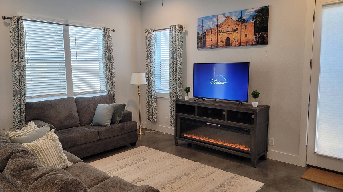 Eastside Promise Neighborhood House | The Alamo Riverwalk Pearl Modern 4 Bedroom Home