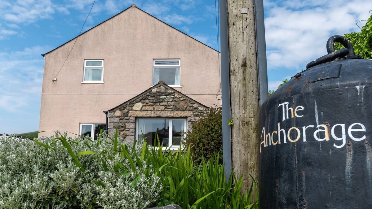 Llanddeusant Apartment | The Anchorage is a spacious 4-bedroom holiday cottage in Church Bay