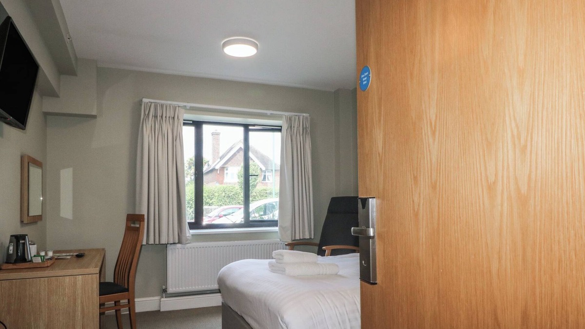 Littlehampton Cottage | THE ANCHOR’S NEST AT MARINE COURT, family friendly in Littlehampton