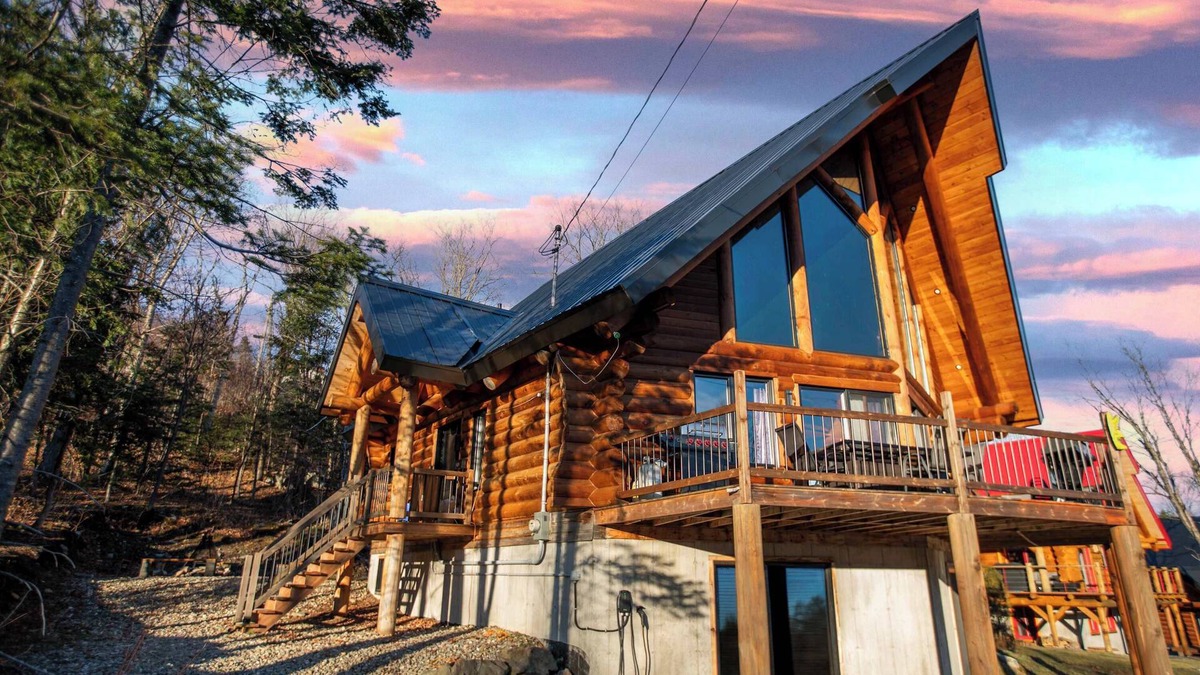 Saint-Philemon Ski Chalet | The ANIMAL | PARTY TIME | SPA AND MOUNTAIN