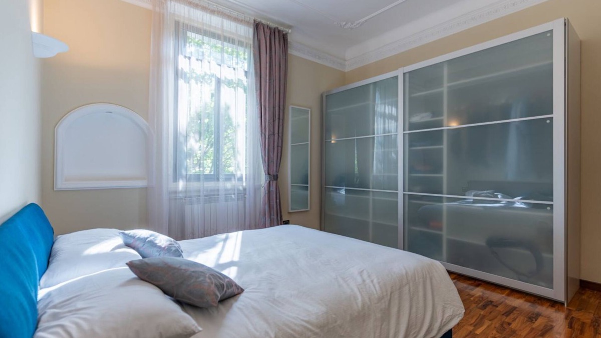 Washington Apartment | The apartment, a welcoming residence of approximately 70 square meters, is ideal for hosting up to 4 people. Located on the first floor of a building with elevator in the Washington district, one of the most elegant residential areas of Milan, it offers