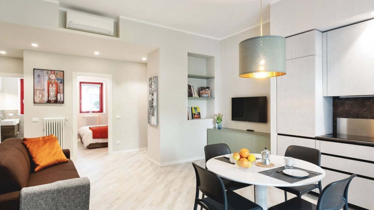 Saragozza-Porto Apartment | The apartment is located in a strategic point: a few steps from the Ospedale Maggiore, not far from the exit of the ring road and the motorway.The main services (restaurants, bars, supermarkets, shops) are in the immediate neighborhood.Ideal for business