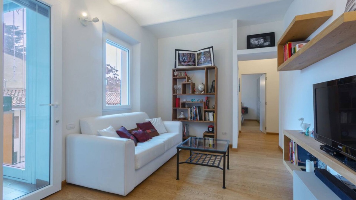 Saragozza-Porto Apartment | The apartment is located in a historic building in Porta Saragozza, a prestigious area of Bologna, at the foot of the hills and at the beginning of the monumental portico of San Luca, the longest in the world, which reaches the Basilica on the Coll