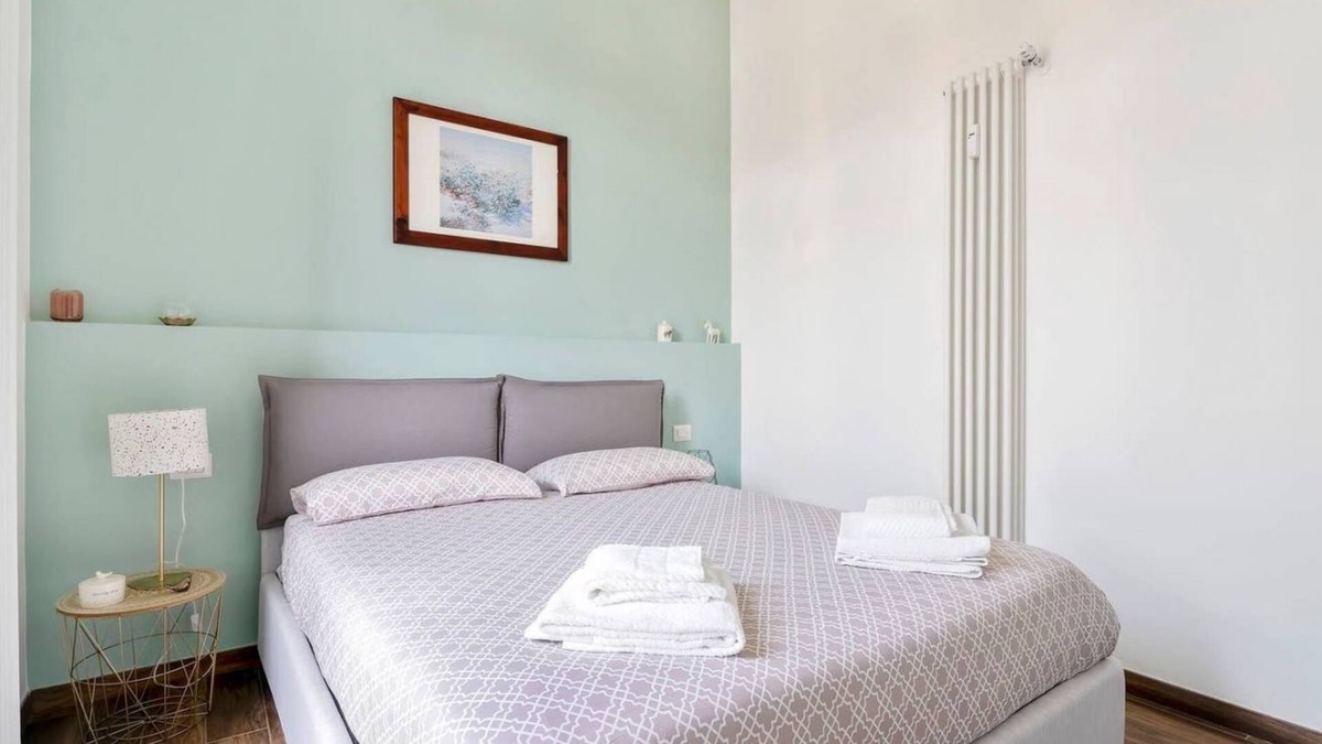 Zona Farini Apartment | The apartment is located a few steps from the picturesque area of Isola