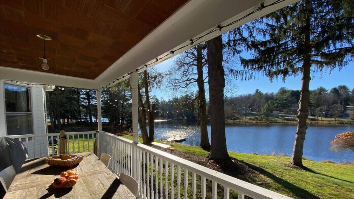 Jeffersonville House | The Archibald on Kenoza Lake