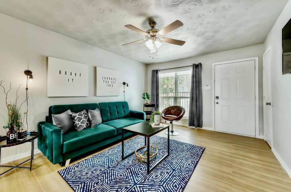 Old East Dallas Apartment | The Art Deco and Arboretum Tickets Included