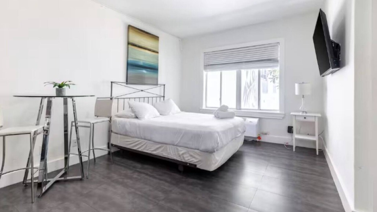 Mid Beach Apartment | The Art Deco Escape- BEACH STEPS AWAY