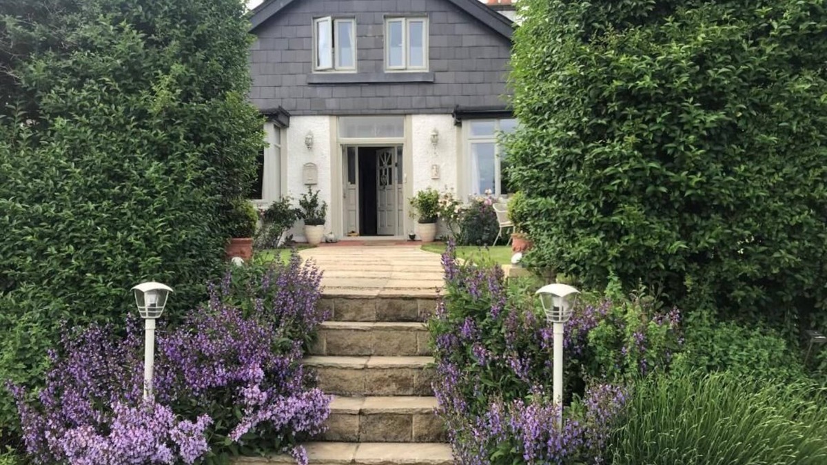 Baldoyle Bed & Breakfast | The Artist Residence Boutique B&B - A 100 year old cottage by the sea in Dublin