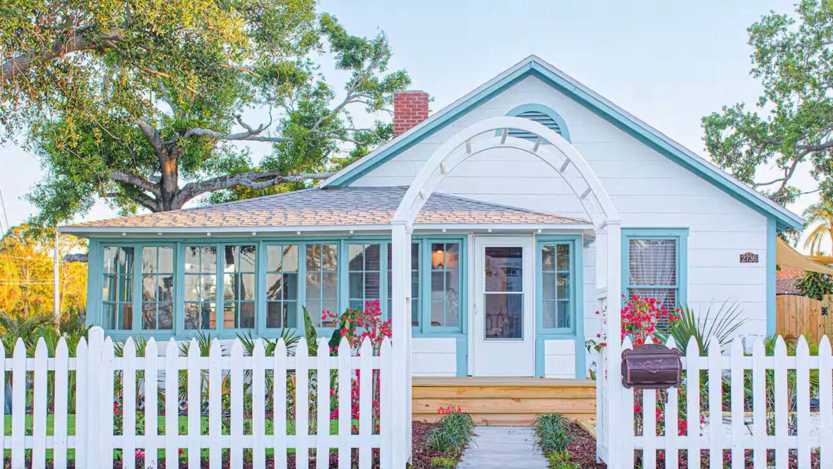 Gulf Gate Estates Cottage | The Ashton Retreat- Vibrant and Chic Cottage 5 minutes from the Beach!