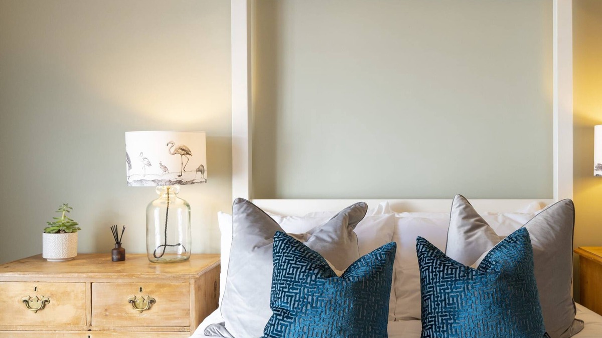Henley House | The Aston - Superbly Equipped 4 Bedroom Townhouse