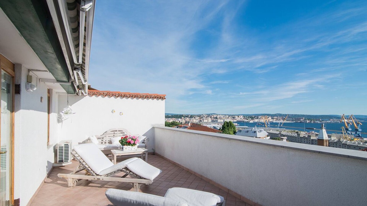 Roiano-Gretta-Barcola-Cologna-Scorcola Apartment | The attic of wonders