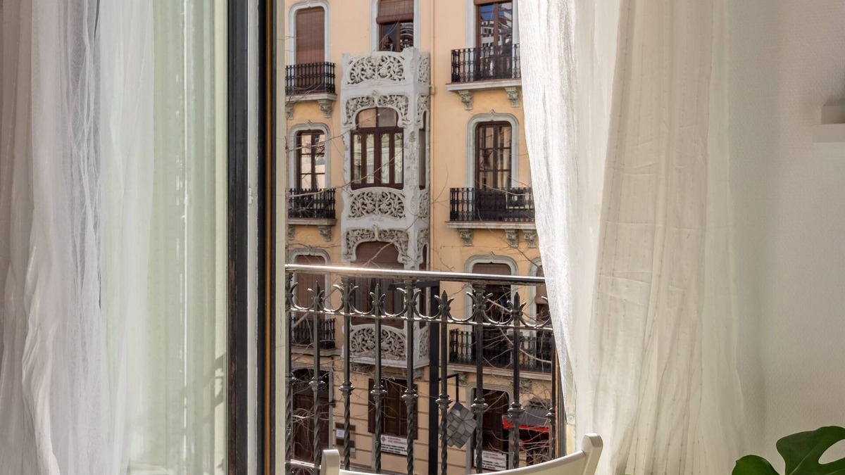Centro - Sagrario Apartment | THE BALCONIES OF THE GRAN VIA: COMFORT IN THE HEART OF GRANADA