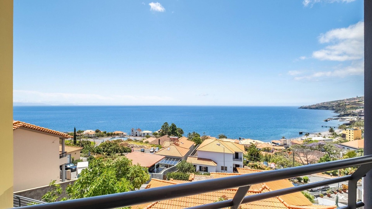Santa Cruz Ski Chalet | The Balcony - By Wehost