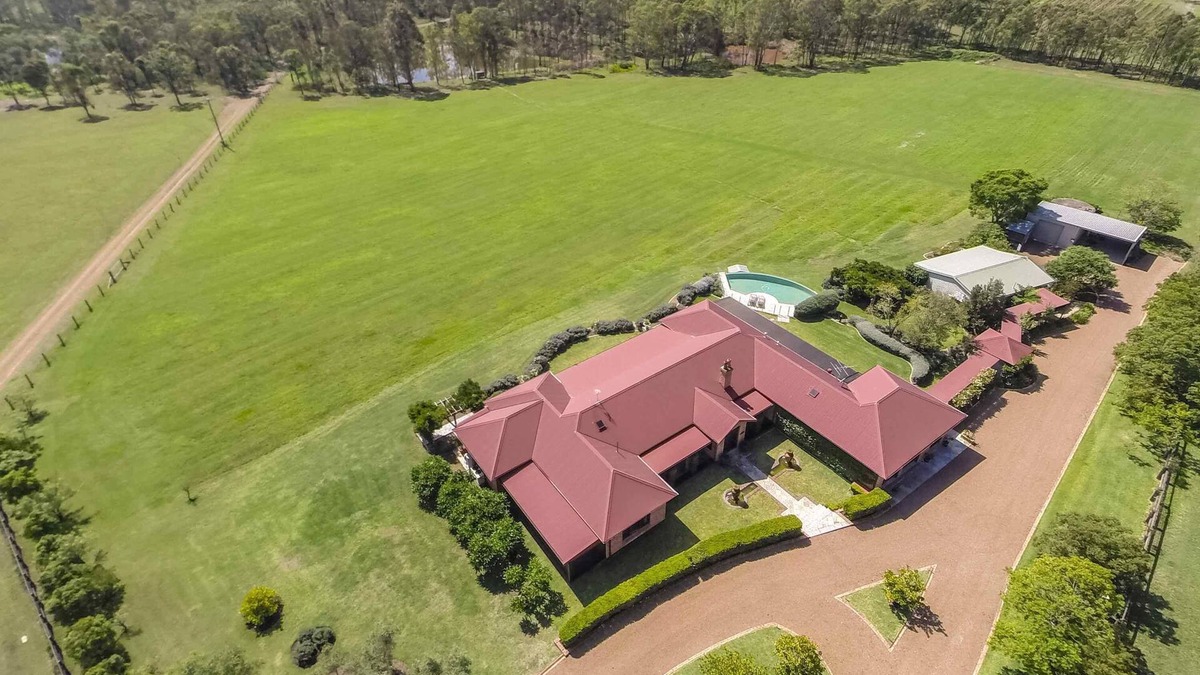 Lovedale House | The Ballabourneen Estate - Grand Hunter Valley estate - 6 bedrooms, infinity pool and open fireplace