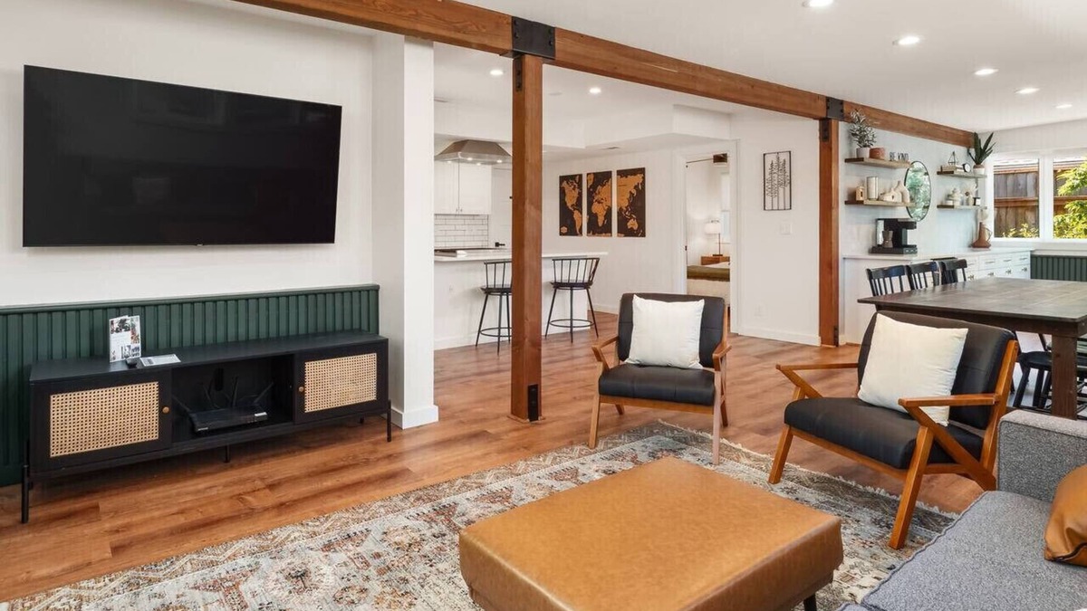 North Bend Apartment | The Ballarat House ~ Hot Tub ~ Downtown~ Fire Pit