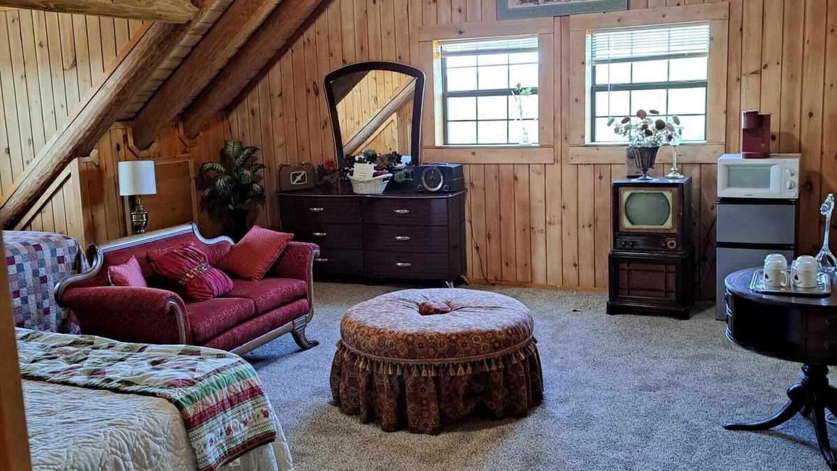 Mico Bed & Breakfast | The Bandera Suite | San Antonio & Medina Lake Luxury Log Cabin