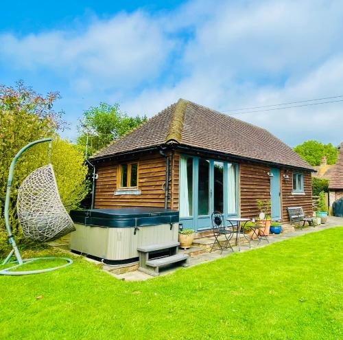Ringmer Apartment | The Barn cottage with hot tub overlooking the lake