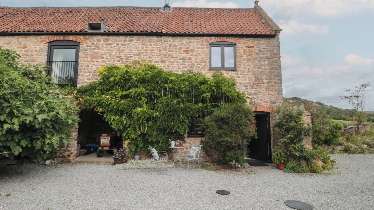 Axbridge Cottage | THE BARN, pet friendly, country holiday cottage in Compton Bishop