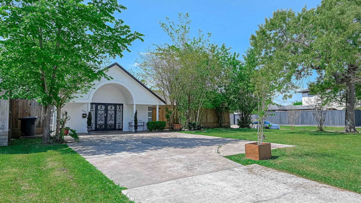 Garden Oaks House | The Barry 2BR 2BA House in the Heart of Oak Forest
