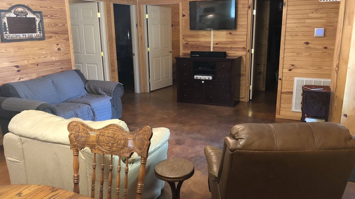 Zavalla House | The Bass Barn - Located Minutes From the Boat Ramp.