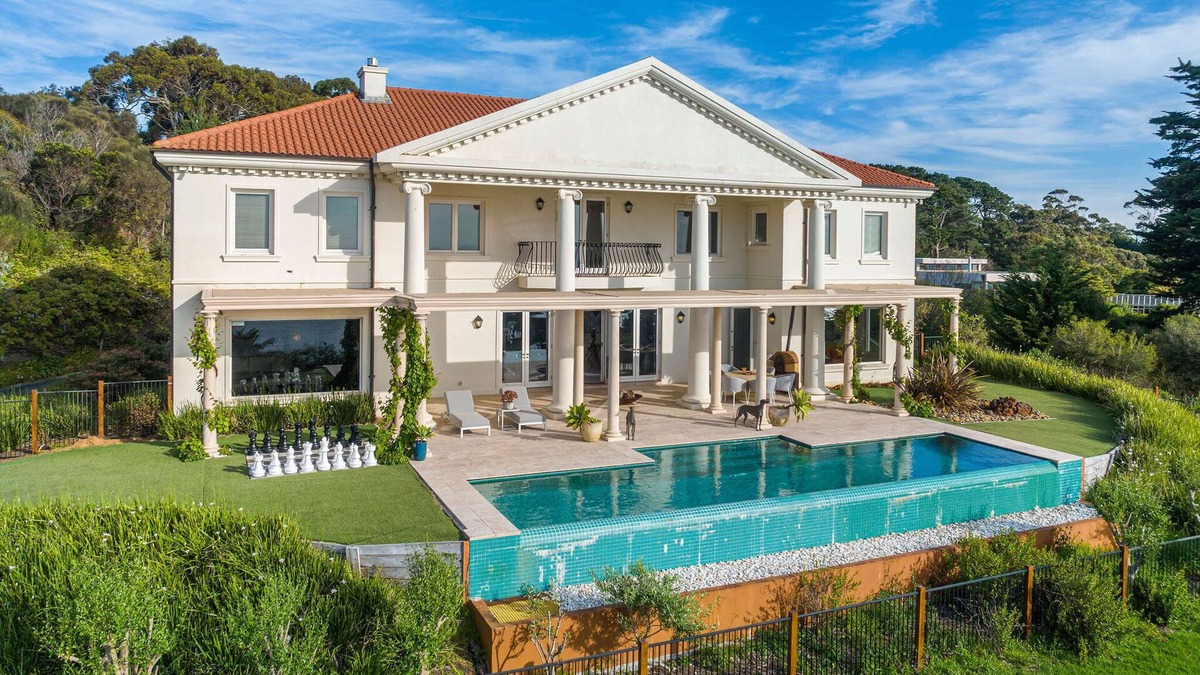 Mount Eliza House | The Bay Crest Manor | Views, Pool, Beach