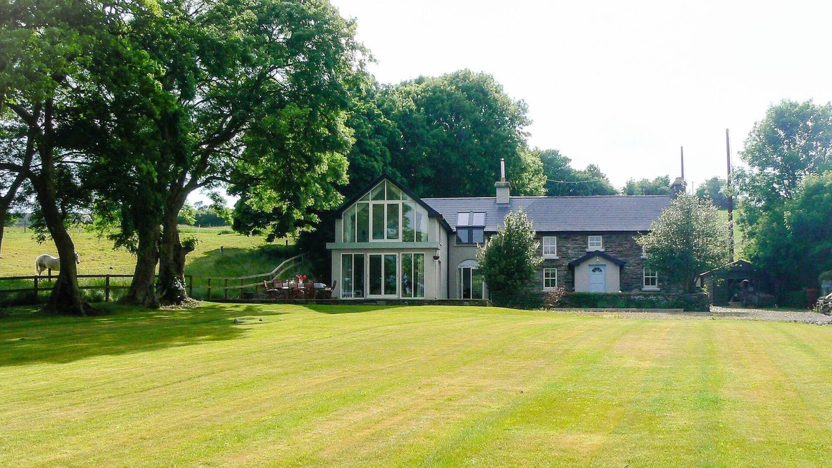 Clonakilty House | The Bay House. Fabulous water views - spacious and stylish Clonakilty cottage