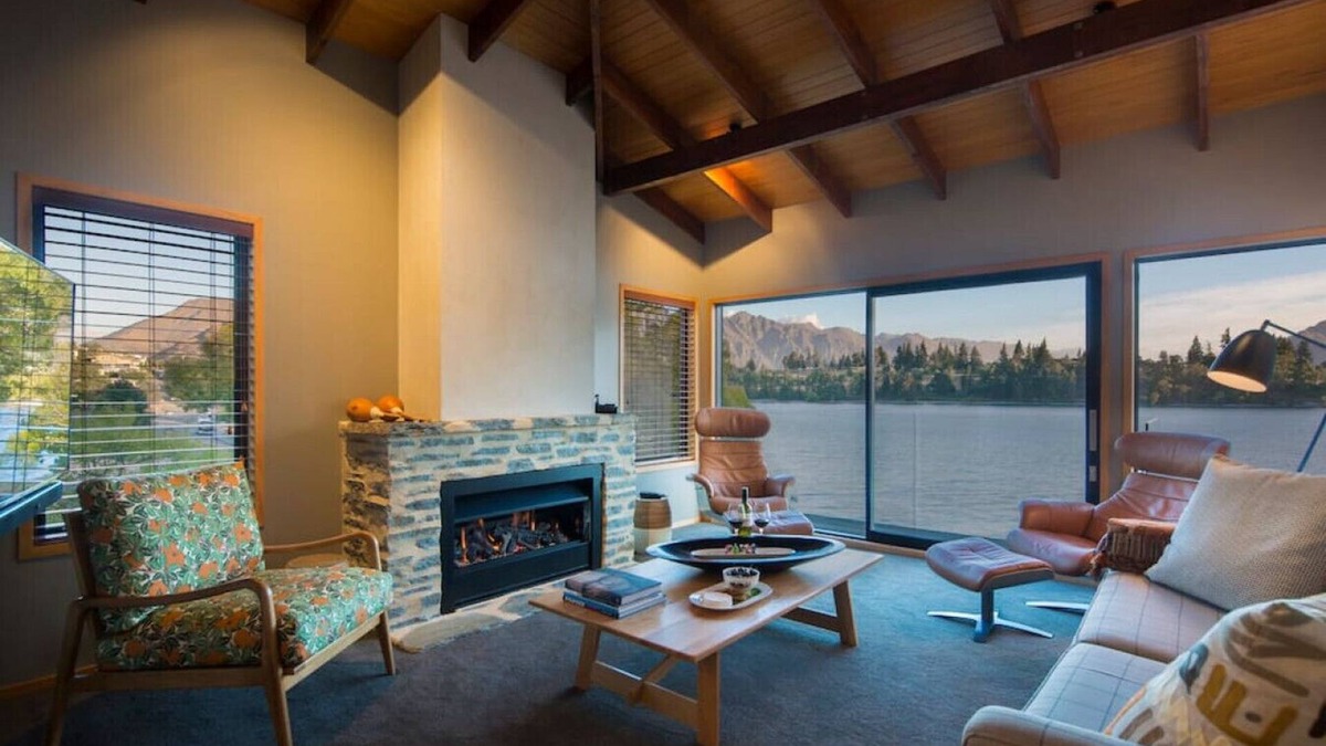 Queenstown Apartment | The Bay House | Lakefront, amazing views, spa & 5 min walk to town