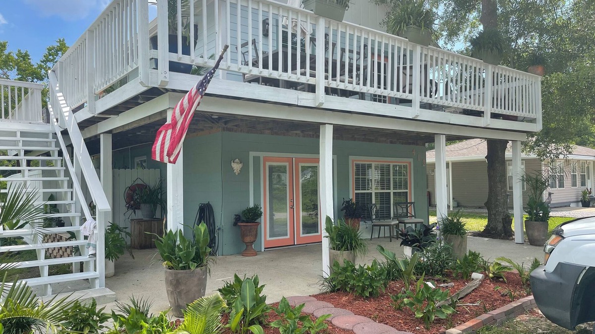 Waveland Cottage | The Baycation Beach House, 10 min. Walk to Waveland Pier.2 blocks to Coleman Ave