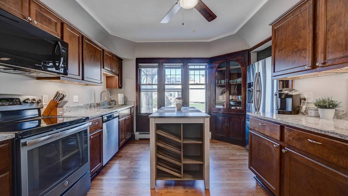 Bay View House | The Bayview Bungalow!: 5 Mins to Downtown