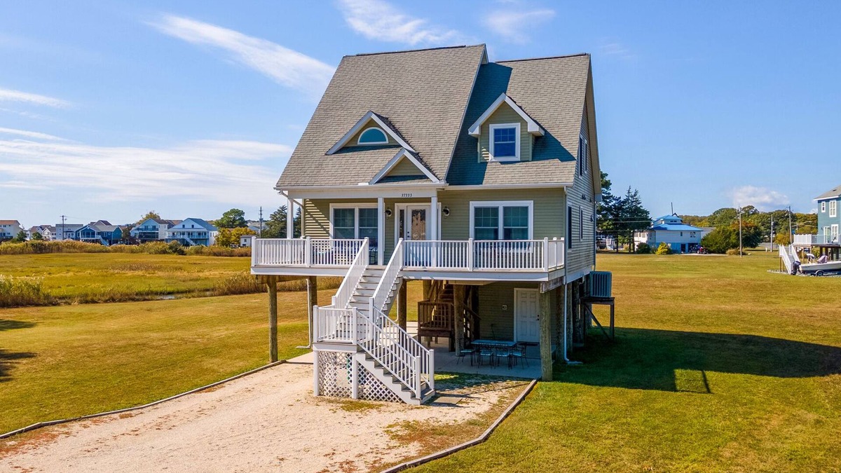 Captain's Cove House | The Baywatch Bungalow in Captain's Cove - just 20 min. to Chincoteague Island!