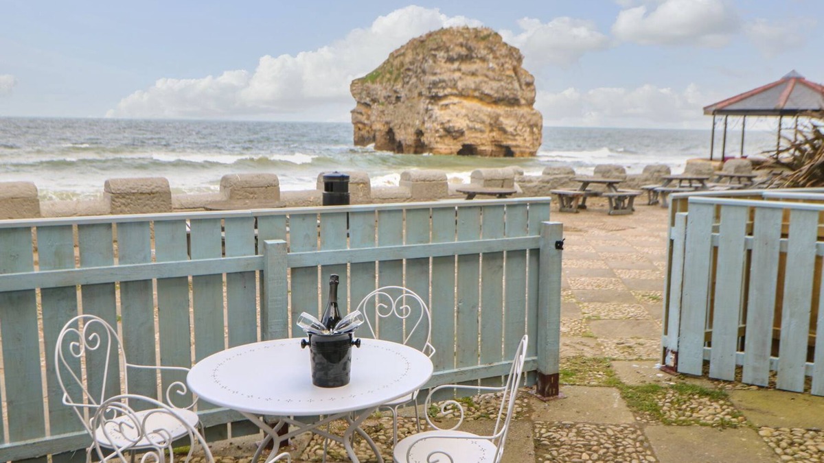 South Shields Cottage | THE BEACH APARTMENT, pet friendly, with a garden in South Shields