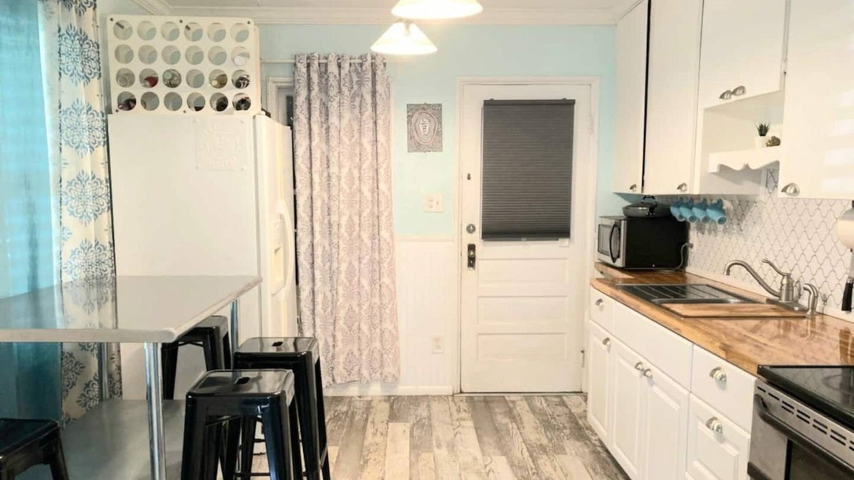 Flagler Village House | The Beach Cottage in the middle of downtown