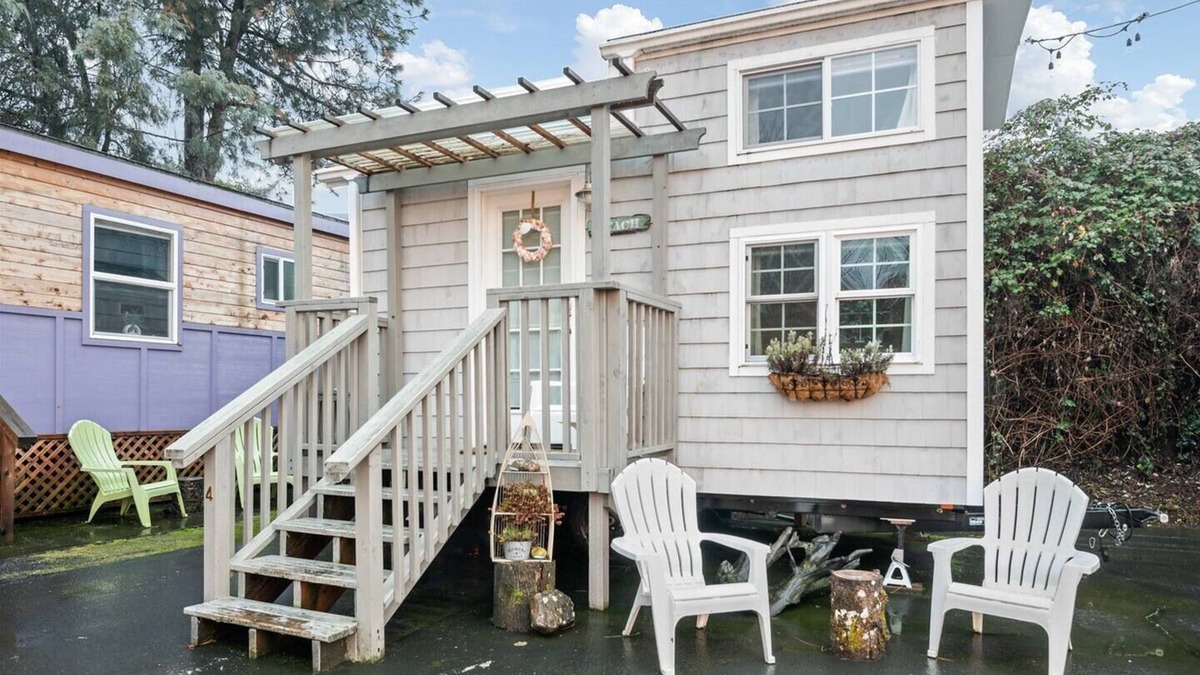 Kerns Hotel | The Beach - Custom Tiny Home w/Beach Vibe