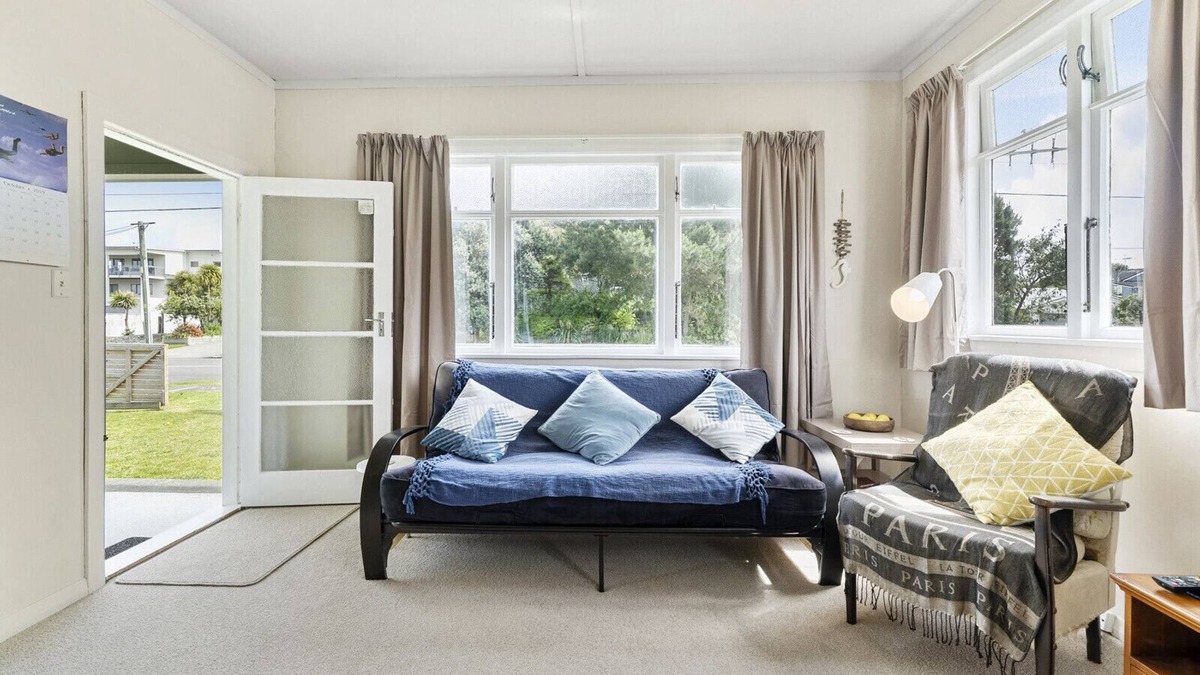 Waikanae Cottage | The Beach House - Kapiti Coast Holiday Home