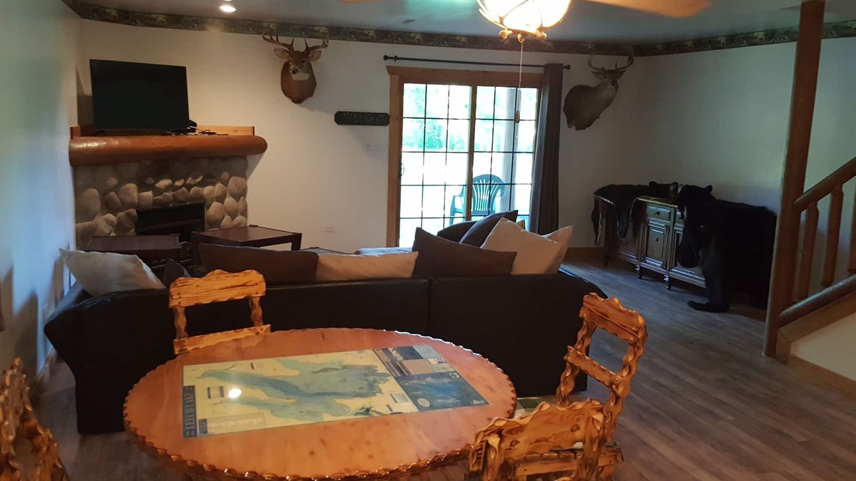 Oglesby Villa | The Bear Den Peaceful and Comfortable Animal and Hummingbird Viewing