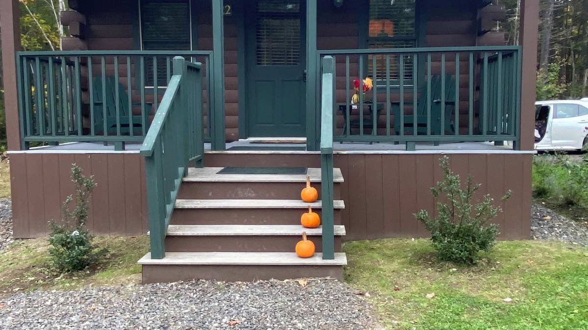 Warren Cabin | THE BEAR'S DEN Cute and cozy studio Maine cabinnn