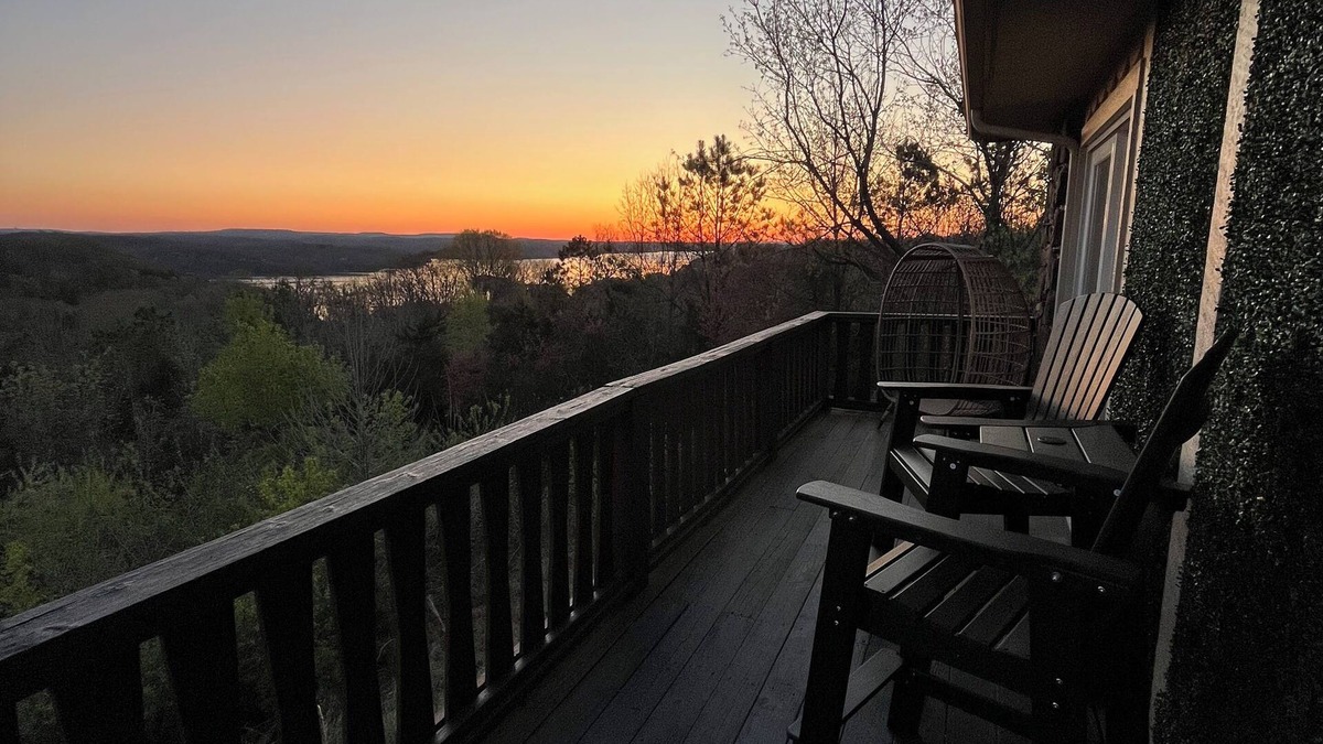 Prairie Creek House | The Beaver Lake Escape - 5 mins to DT Rogers King Beds - Fireplace - Lake Views