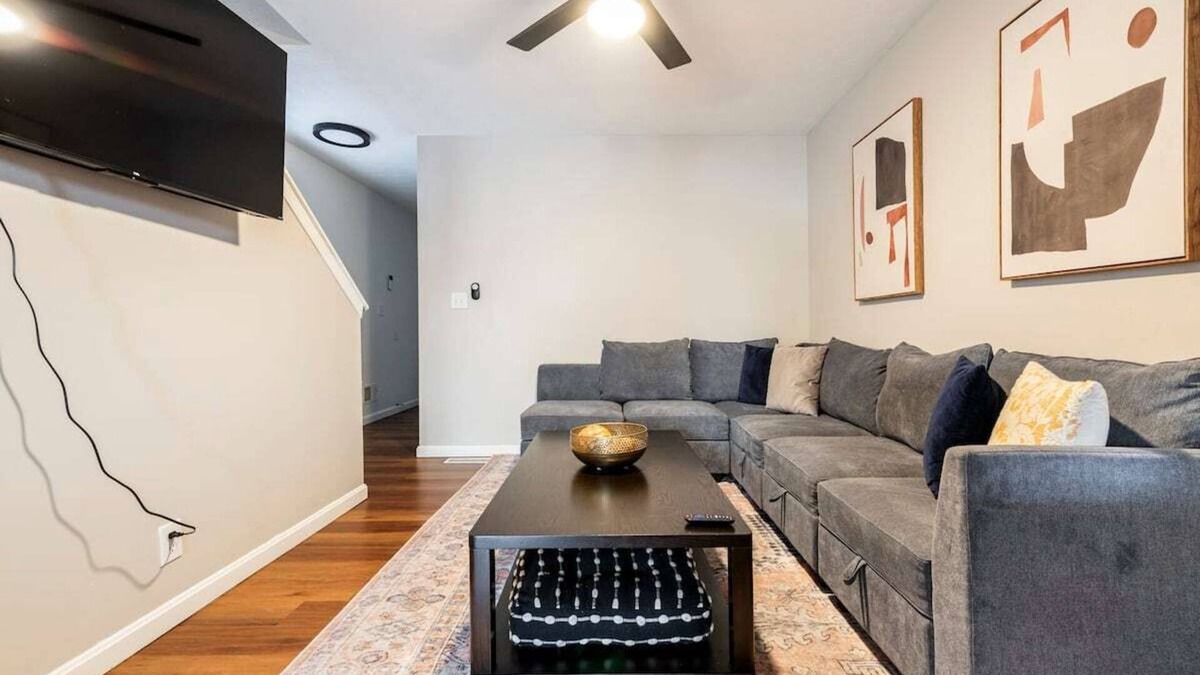 Phoenix Hill House | The Bee Sting in Phoenix Hill