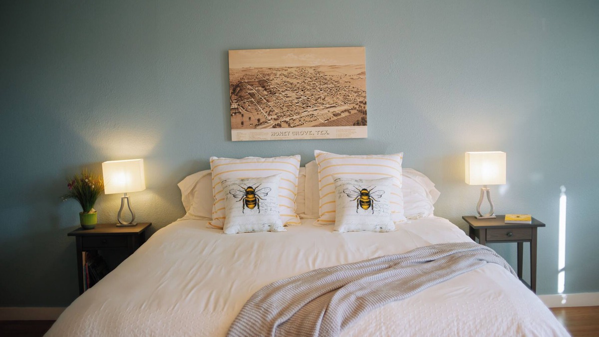 Honey Grove House | The Beehive Room: Sweet Country Living with fast city WiFi, Beauty, and Peace.