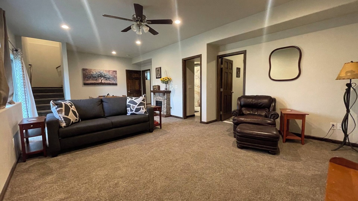 Florissant House | The Beez Kneez Cozy 1-bedroom with WiFi, AC in peaceful Florissant