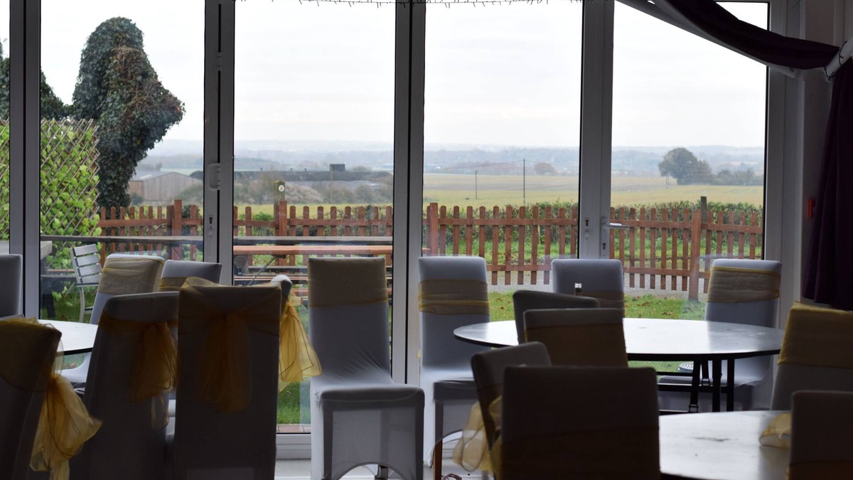 Knowl Hill Hotel | The Bell and Bottle