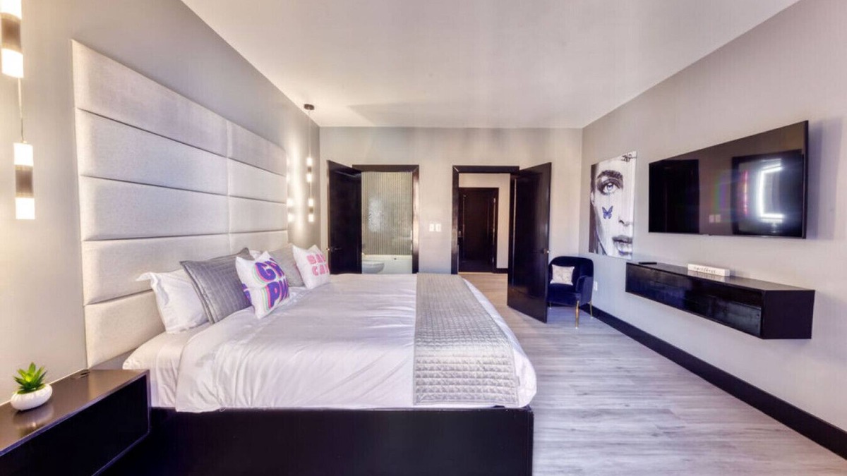 Biloxi Hotel | The Bella's Girls Night Suite, King Bed, Private Balcony
