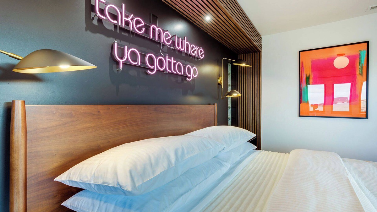 Newport House | The Berry @ The Louie Boutique Motel, Walk to Everything! Dog Friendly!