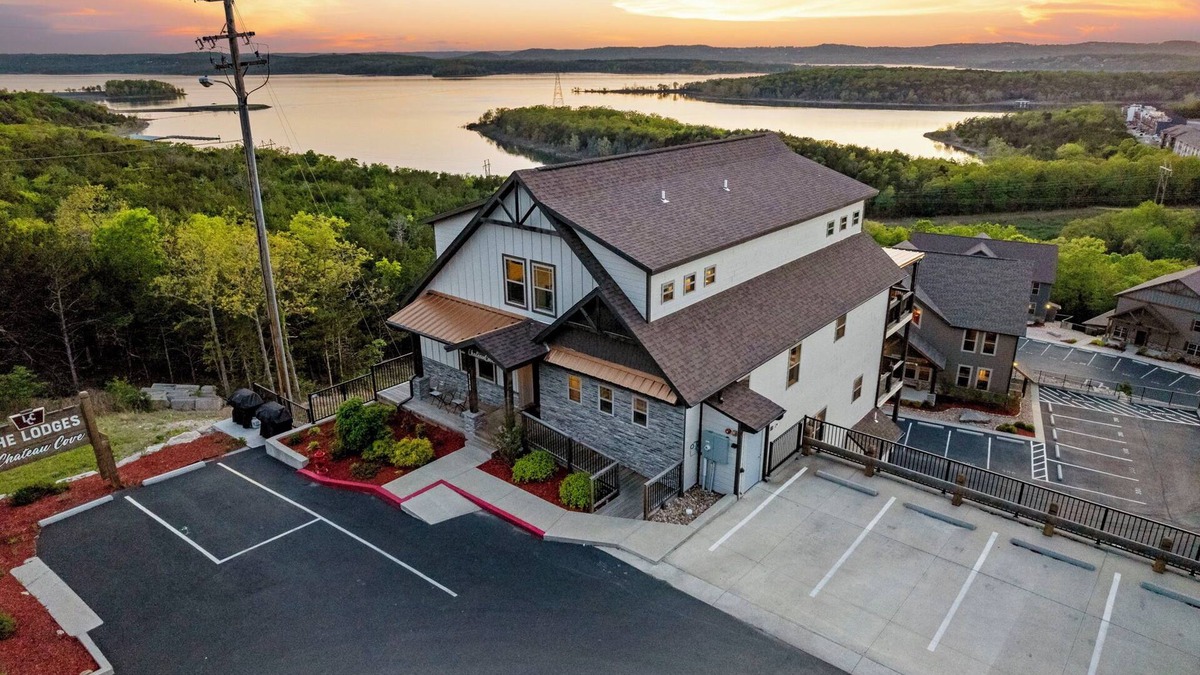 Table Rock House | The Best Lake Views-3 Decks-2 Game Rooms -Full Theater Room-$400 of Daily Free Tickets